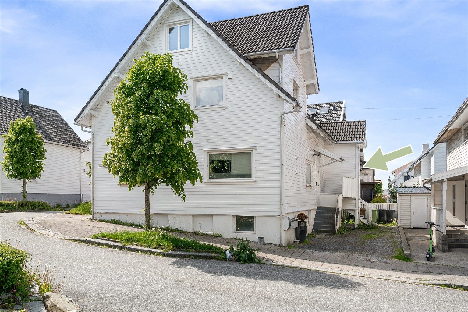 Leiligheten er en del av et sameie med 3 seksjoner, og har et eget separat inngangsparti