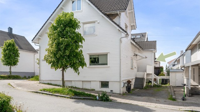 Leiligheten er en del av et sameie med 3 seksjoner, og har et eget separat inngangsparti