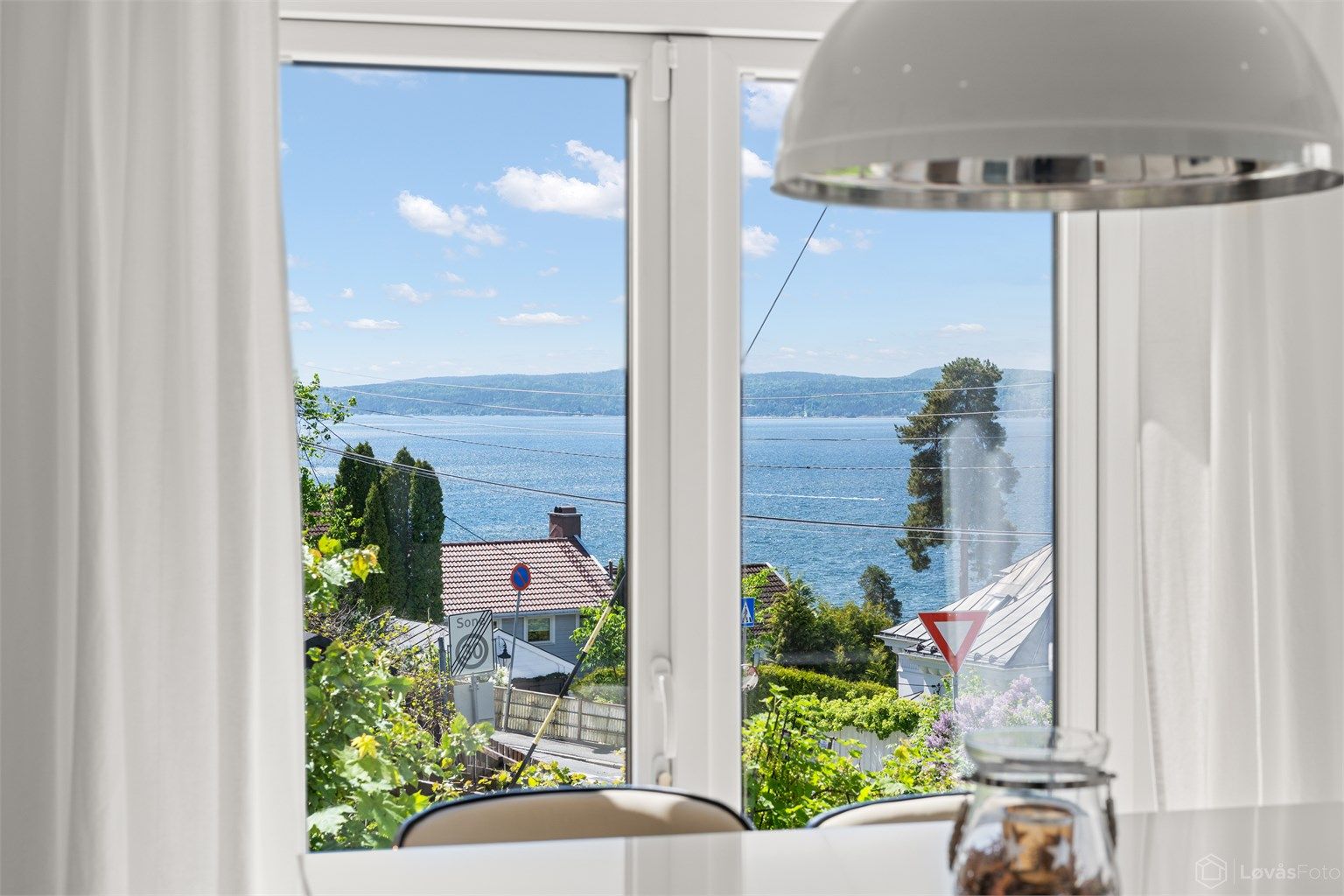 Store vindusflater slipper inn rikelig med dagslys og gir flott kontakt med omgivelsene, samt at de fremhever den flotte fjordutsikten