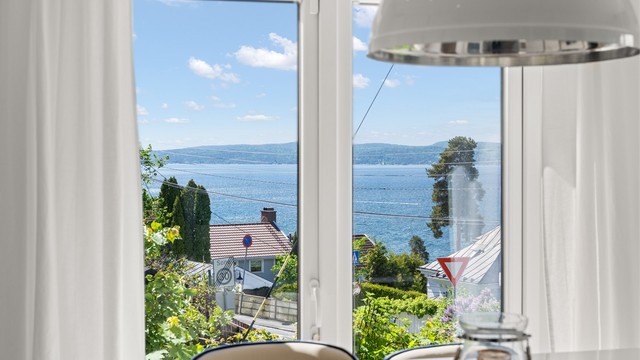 Store vindusflater slipper inn rikelig med dagslys og gir flott kontakt med omgivelsene, samt at de fremhever den flotte fjordutsikten