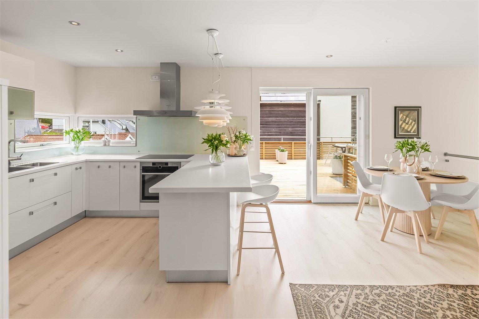 Fra kjøkkenet er det utgang til en fin skjermet og usjenert takterrasse på 37 kvm. som har blitt benyttet flittig av tidligere eiere.