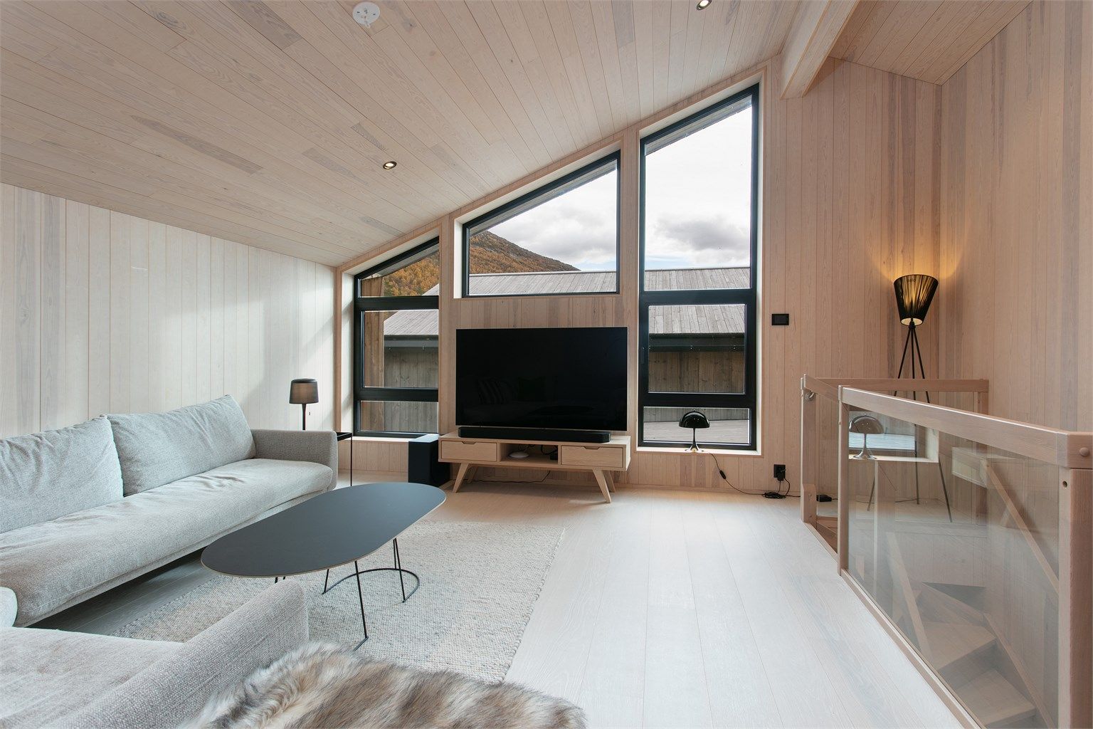 Loftstue med skråvinduer, en-stavs parkett og vannbåren gulvvarme.