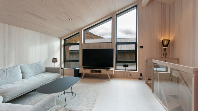 Loftstue med skråvinduer, en-stavs parkett og vannbåren gulvvarme.