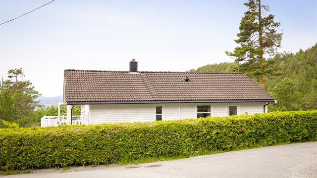 Det er kort vei til barneskole, barnehage og nærbutikk (litt over 1 km)