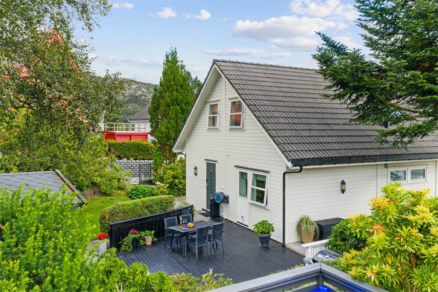 Eiendommen har flere store uteplasser og en pent opparbeidet hage med gode solforhold.