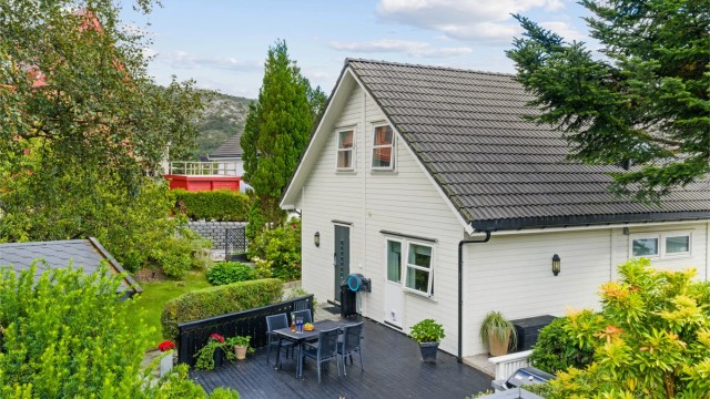 Eiendommen har flere store uteplasser og en pent opparbeidet hage med gode solforhold.