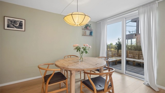 Det er naturlig plass for spisebord i tilknytning til kjøkkenet der venner og familie kan inviteres på middager.