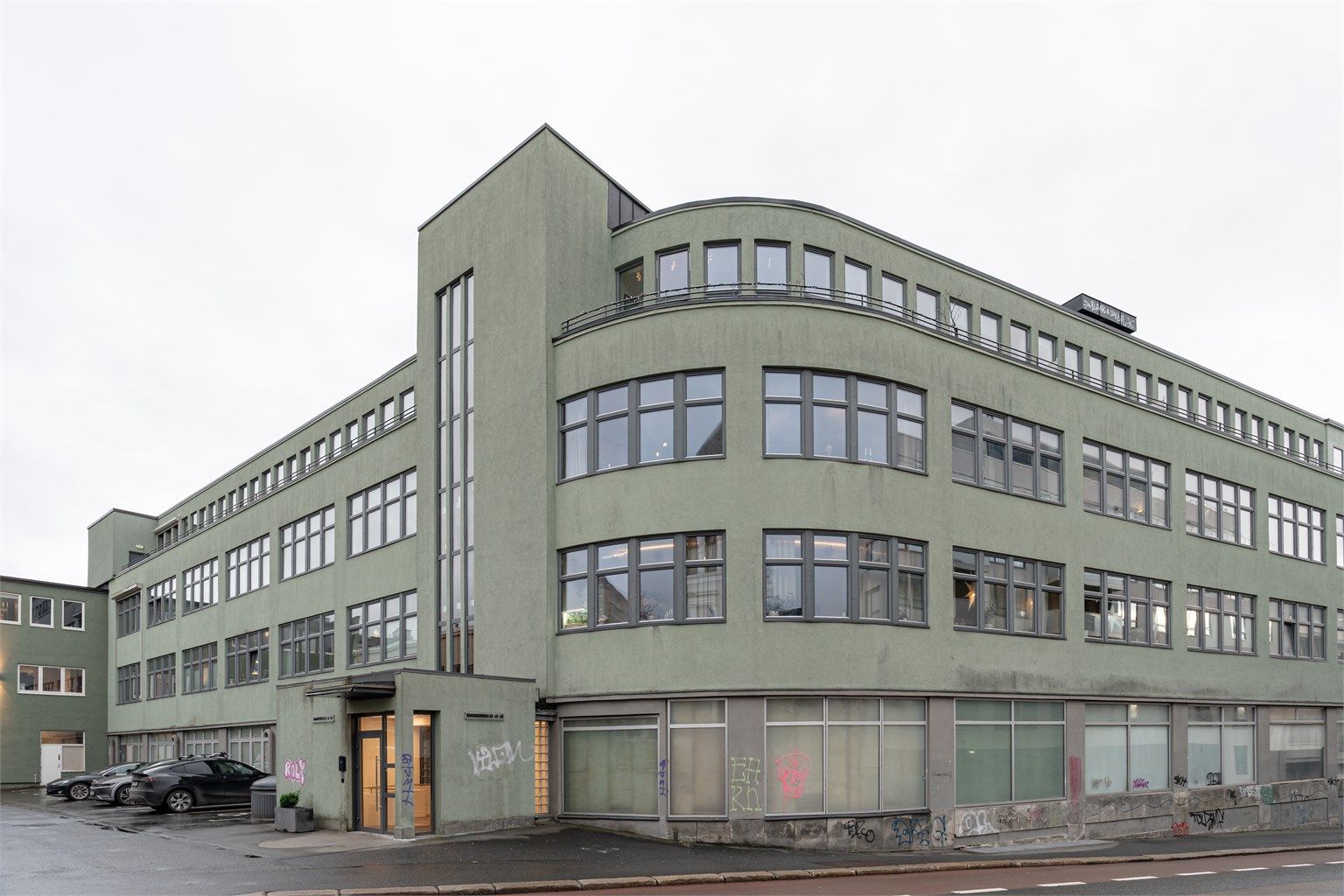 Leiligheten har en populær beliggenhet midt på Torshov, et nabolag kjent for sitt levende miljø og kombinasjonen av urbant byliv og flotte grøntområder.