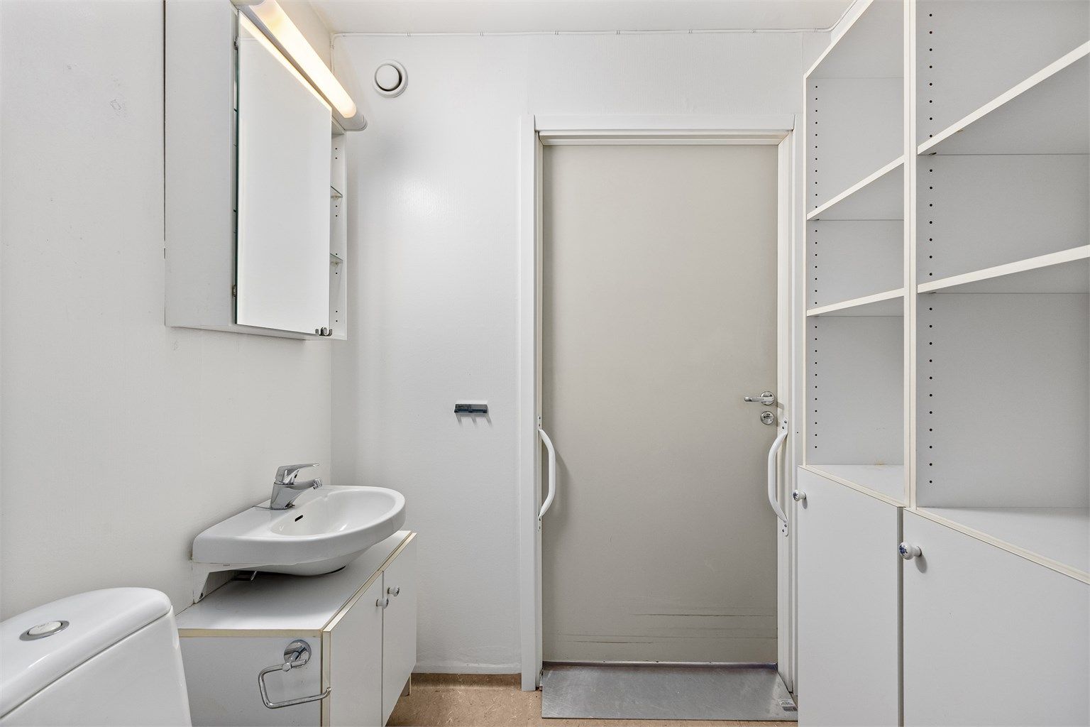 Badet har god størrelse, med plass til ekstra veggskap