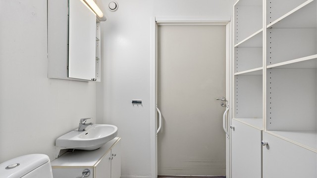 Badet har god størrelse, med plass til ekstra veggskap