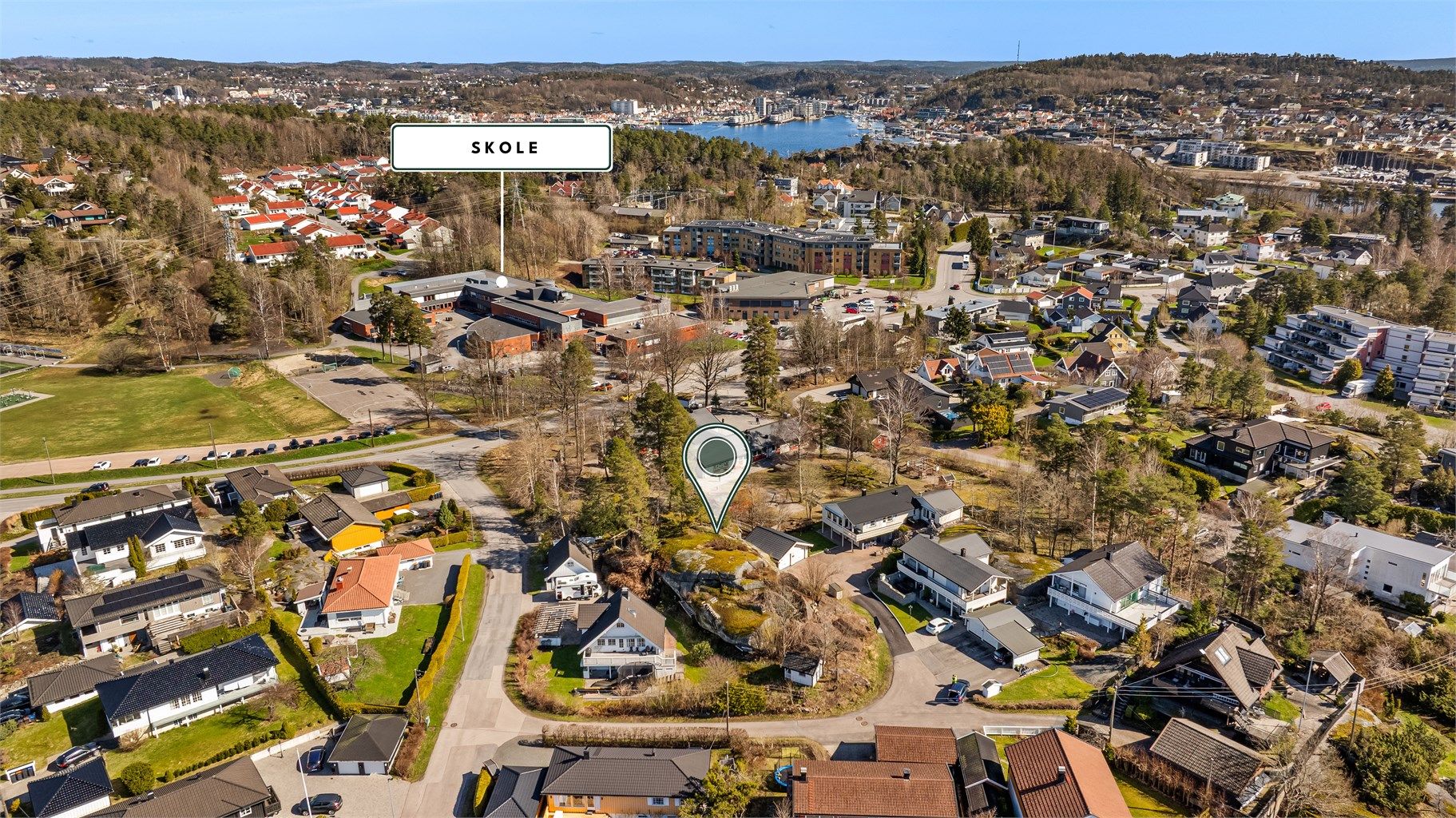Tomten består i hovedsak av fjell, noe som gir et solid og stabilt utgangspunkt for bygging. Dette gir gode muligheter for å oppføre en bolig som står trygt og stødig.