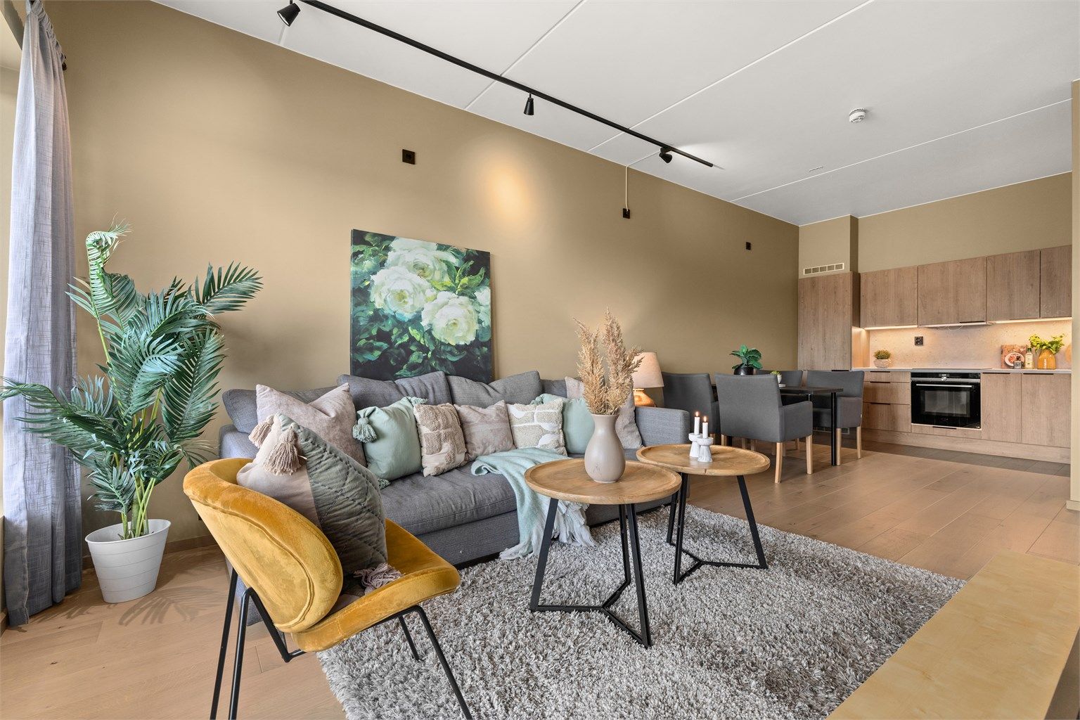 Store vindusflater og utgang til balkongen gir godt med naturlig lys.