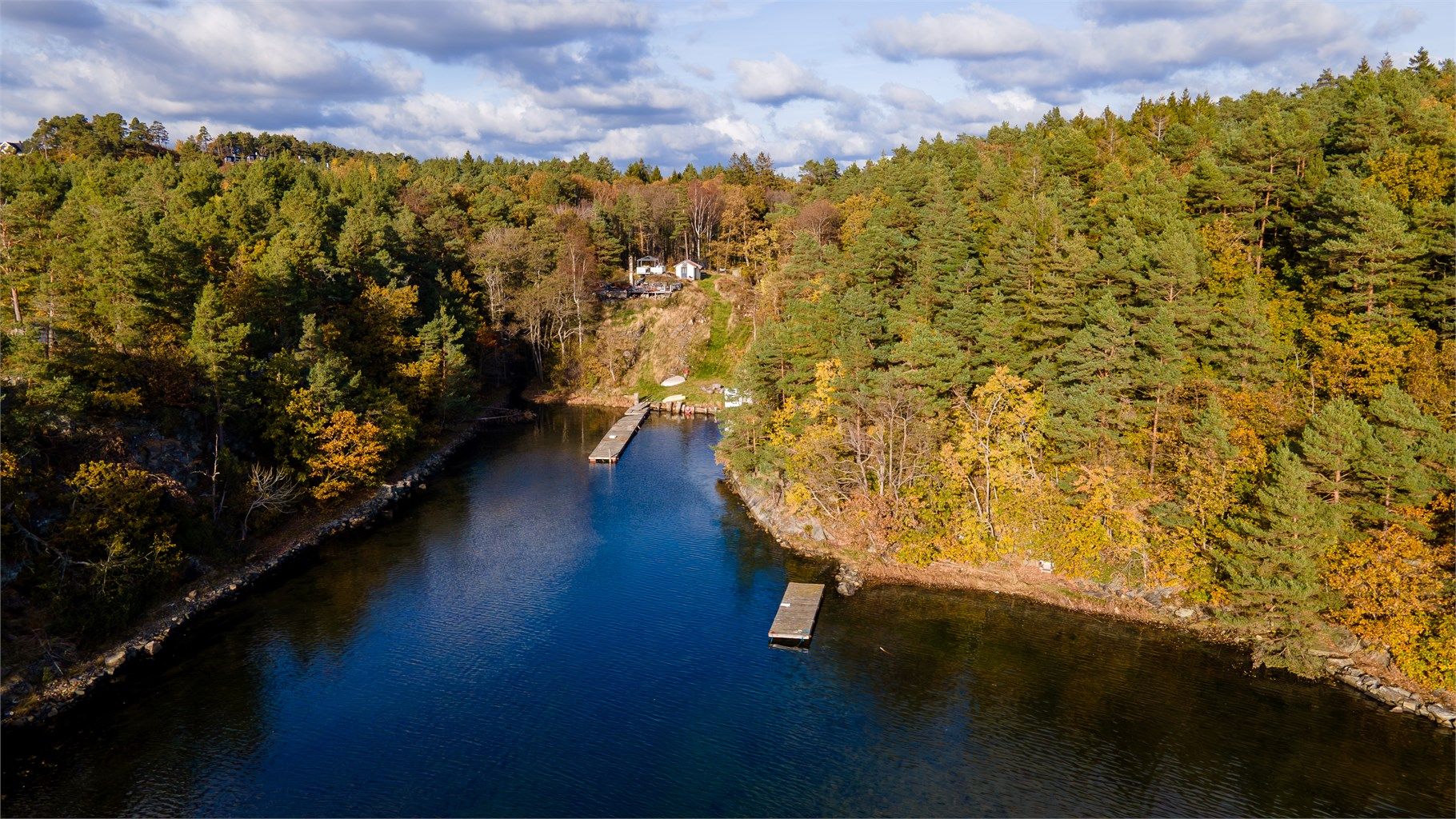 Velkommen til denne flotte hyttetomten i Indre Fidjekilen, med flott beliggenhet rett ved vannkanten 