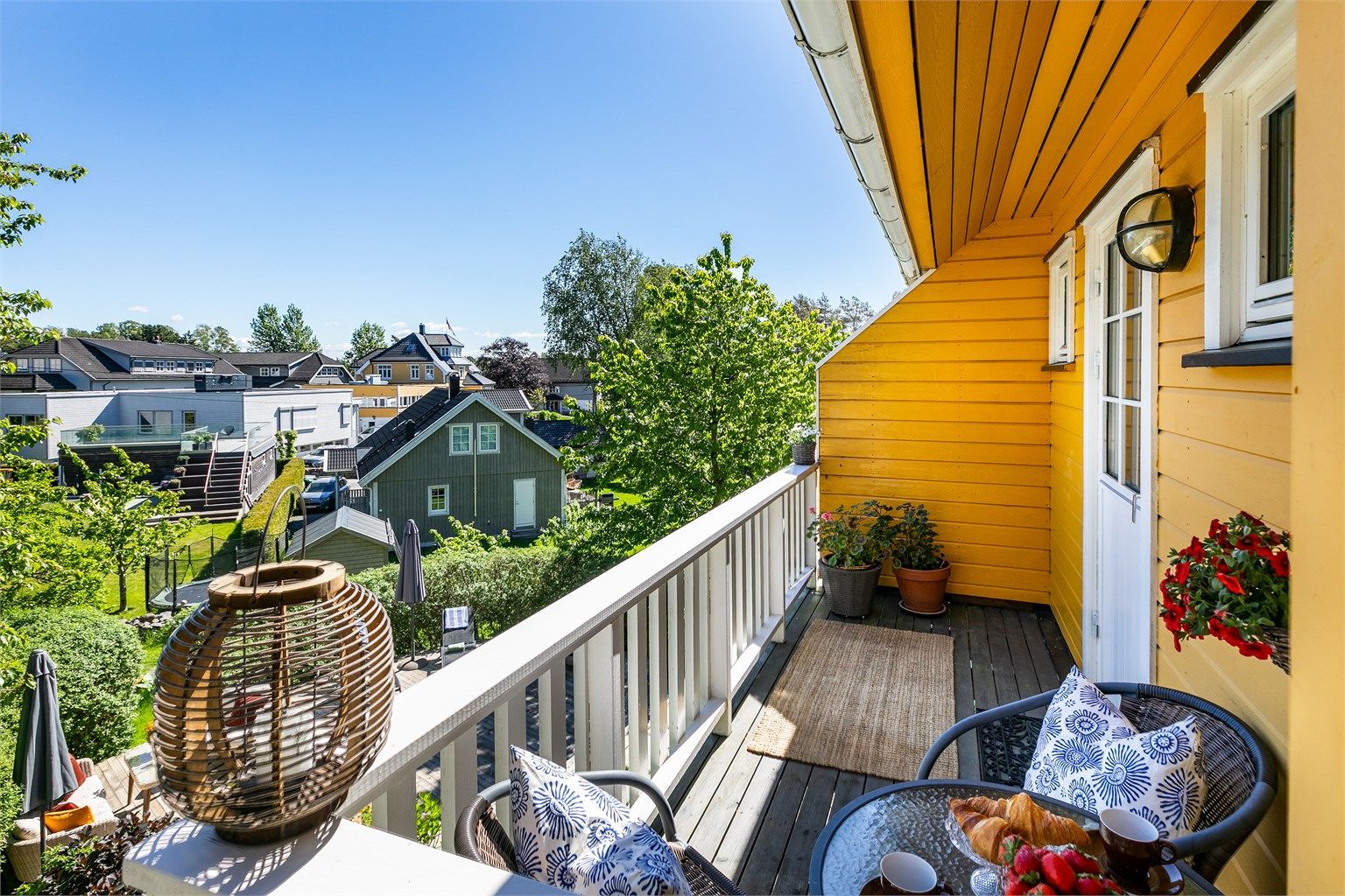Sommerstid er den østre balkongen er fint sted for kaffe i morgensolen.