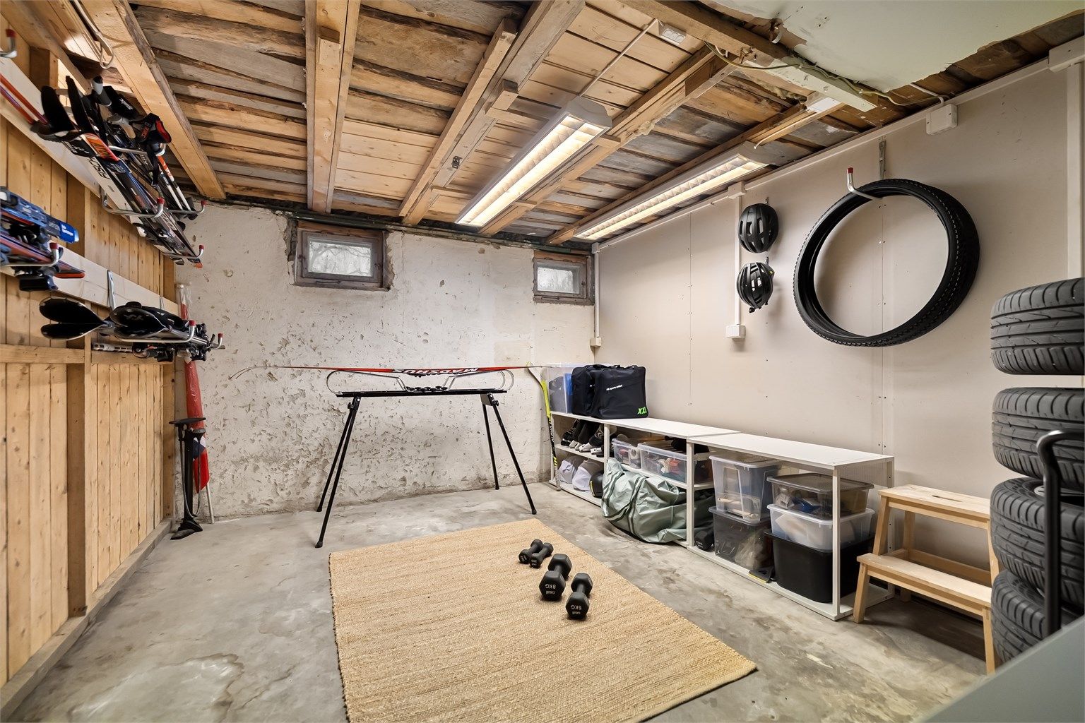 Boligen disponerer en romslig kjellerbod med to rom