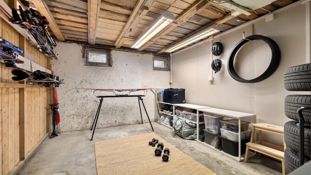 Boligen disponerer en romslig kjellerbod med to rom