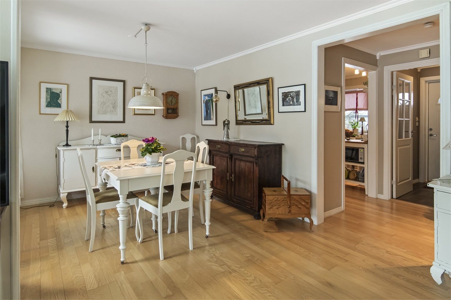 Lyst og pent innredet med parkettgulv og malte overflater i lyse fargevalg