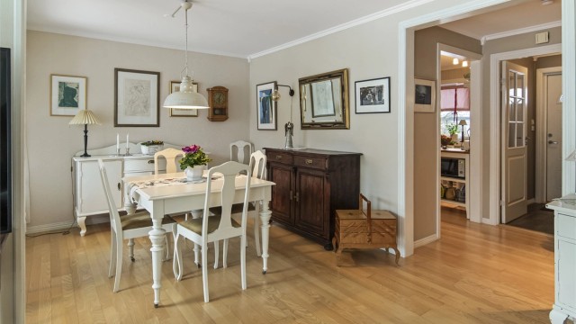 Lyst og pent innredet med parkettgulv og malte overflater i lyse fargevalg