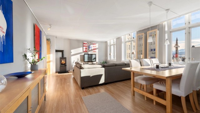 Krogsveen Sunnmøre v/Eiendomsmegler/Fagansvarlig Even Roth har gleden av å presentere en flott og sentrumsnær andelsleilighet beliggende på Grimmerhaugen