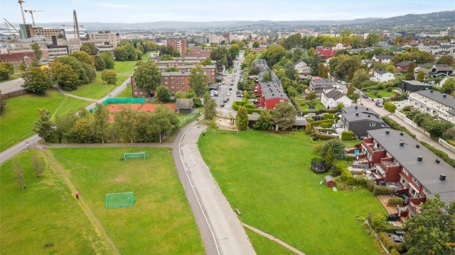 Sentral beliggenhet, midt mellom sentrum og marka
