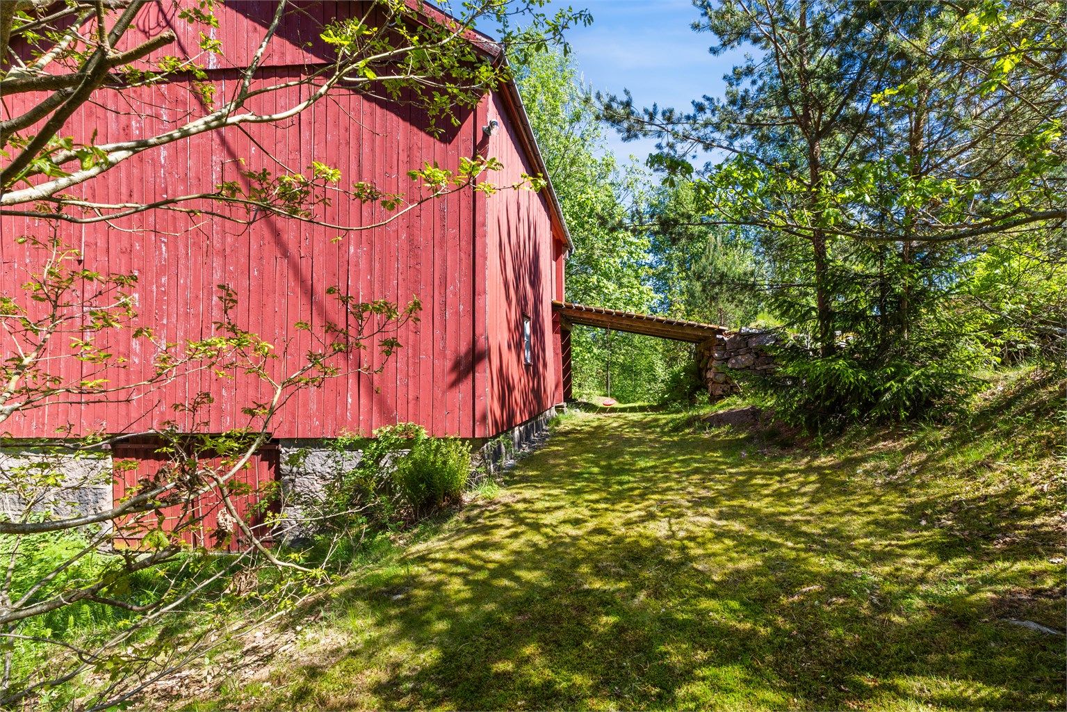 Låvebru i tre gir adkomst til låvens andre etasje.