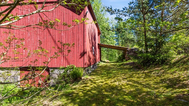 Låvebru i tre gir adkomst til låvens andre etasje.