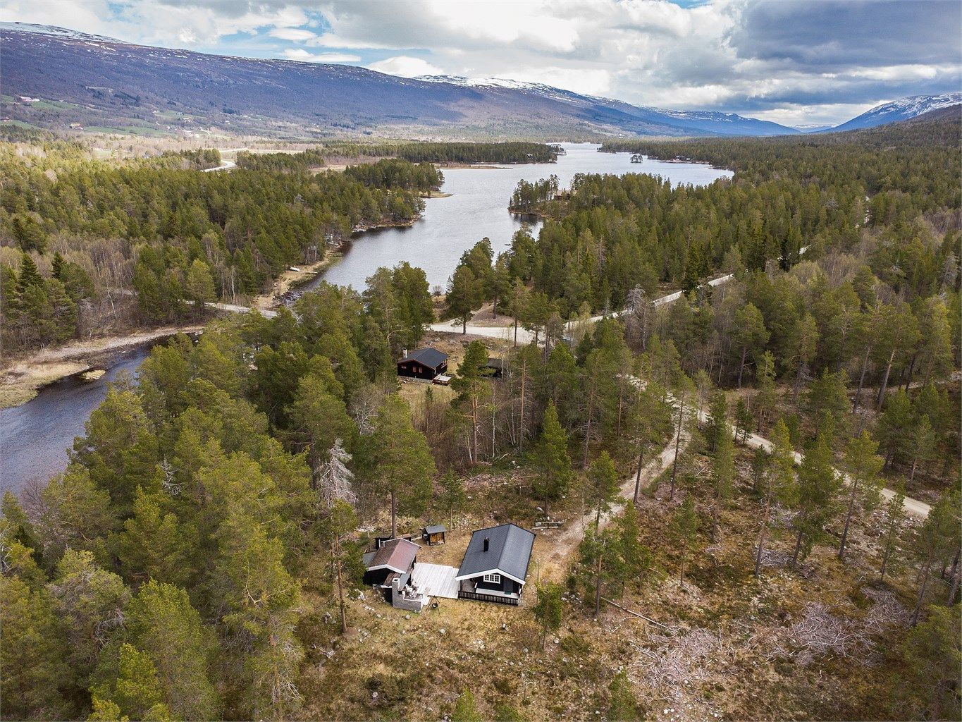 Eiendommen ligger i et populært fritidsområde med spredt hyttebebyggelse.