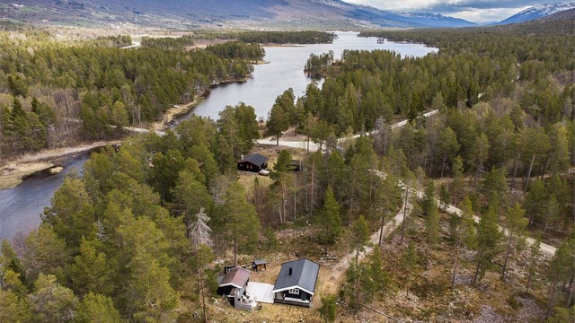 Eiendommen ligger i et populært fritidsområde med spredt hyttebebyggelse.