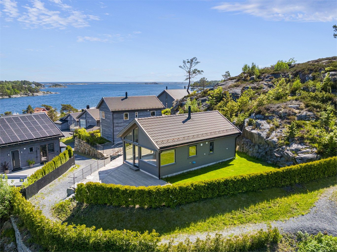 Hytta ligger på en topp med flott utsikt og gode solforhold.