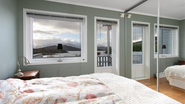 Hovedsoverom med speilskyvedørsgarderobe og vindu mot fjorden i sør.