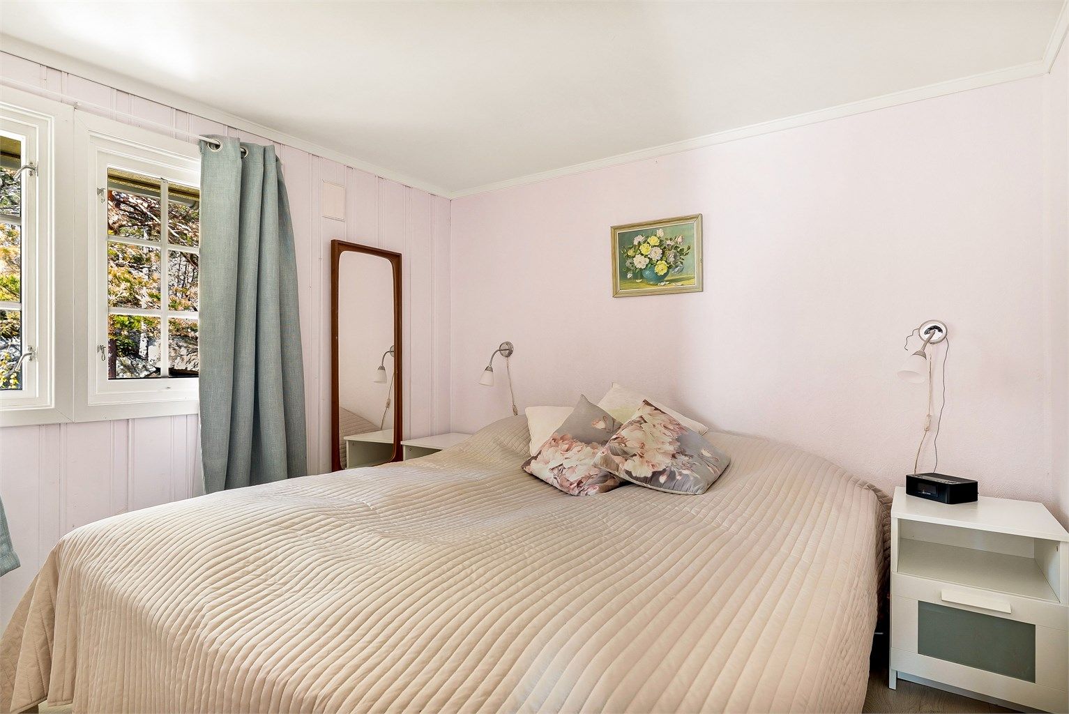 Hytta inneholder totalt to soverom. Hovedsoverommet har god plass til dobbeltseng.