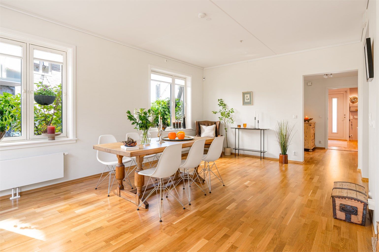 Med hjørneplasseringen av stuen tillates det rikelig med naturlig lys inn.