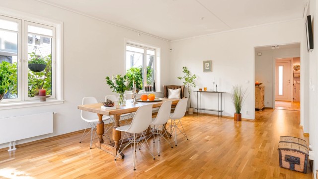 Med hjørneplasseringen av stuen tillates det rikelig med naturlig lys inn.