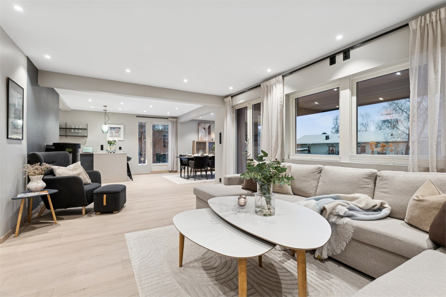 Et behagelig og sosialt oppholdsrom hvor stue og kjøkken er i delvis åpen løsning. 