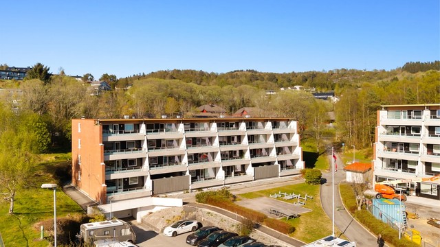 Leiligheten ligger i et etablert og populært borettslag med sentral beliggenhet på Flaktveit. Her bor man i rolige omgivelser samtidig som man har alt man trenger til det daglige innen kort avstand.