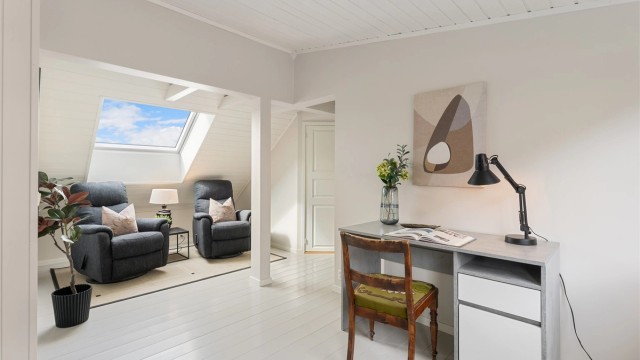 I loftsetasjen har du loftstue, soverom og to boder