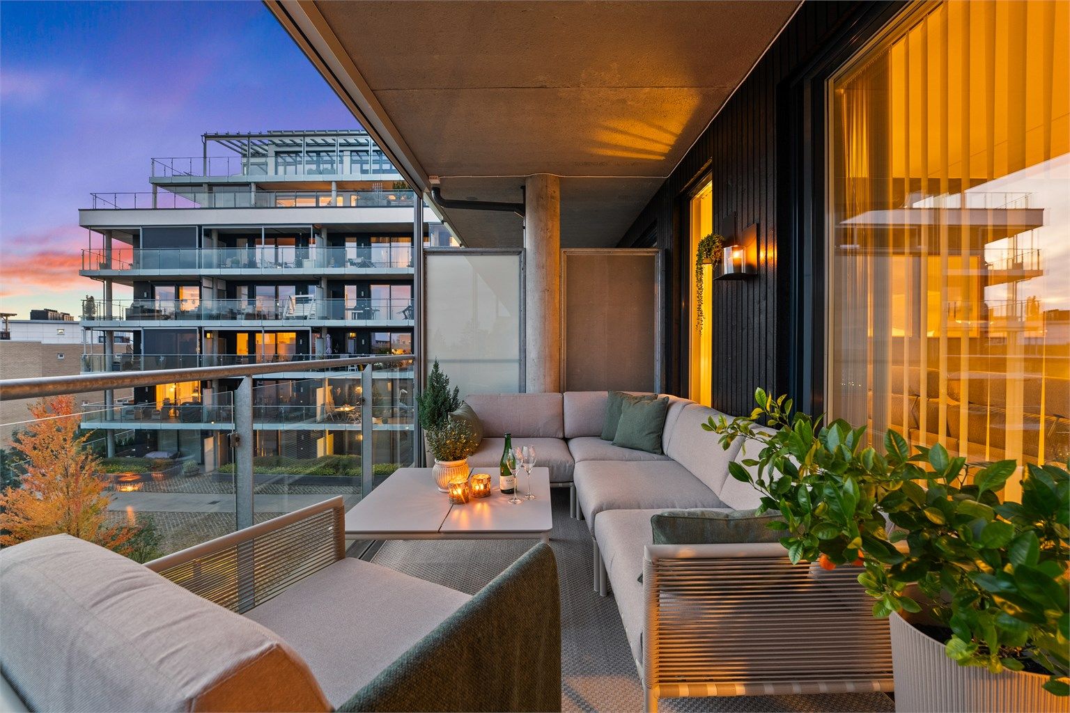 Leiligheten har et koselig uteområde, med god plass til stor sittegruppe på balkongen.