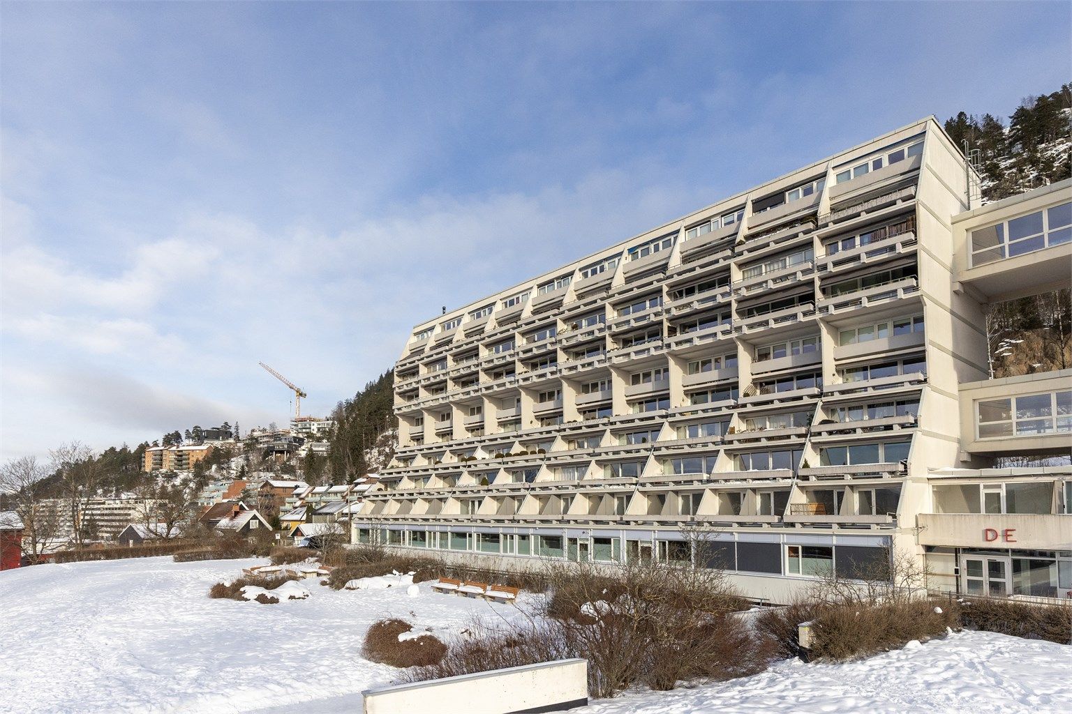 Blokken er tegnet av den anerkjente arkitekten Harald Hille. Bygget består av fem blokker på 10 etasjer med gangbroer som knytter blokkene sammen