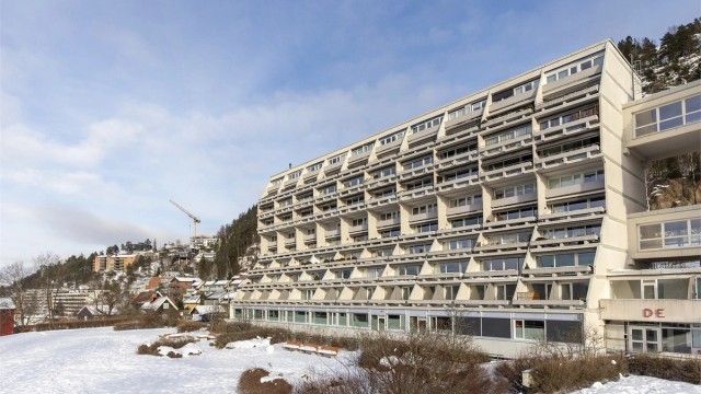 Blokken er tegnet av den anerkjente arkitekten Harald Hille. Bygget består av fem blokker på 10 etasjer med gangbroer som knytter blokkene sammen