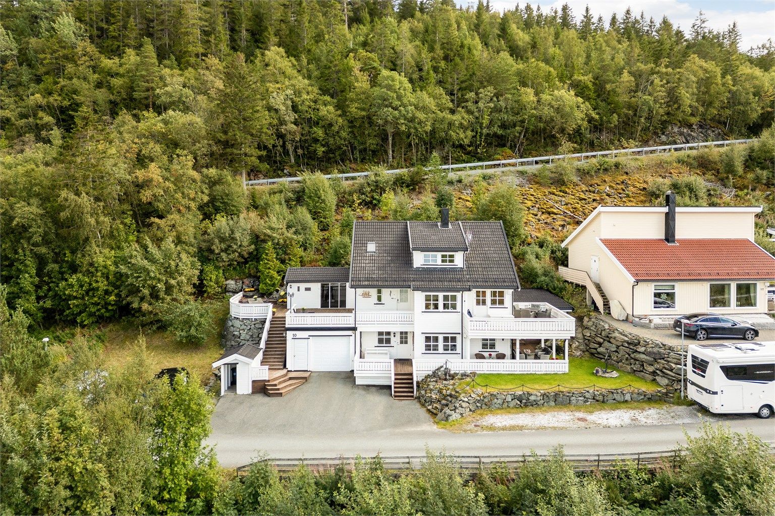  Byneset idrettslag byr på et rekke sportslige tilbud med blant annet fotball, håndball, padling, seiling og skiidrett. For golfinteresserte holder Byneset Golfklubb til kort avstand fra boligen.