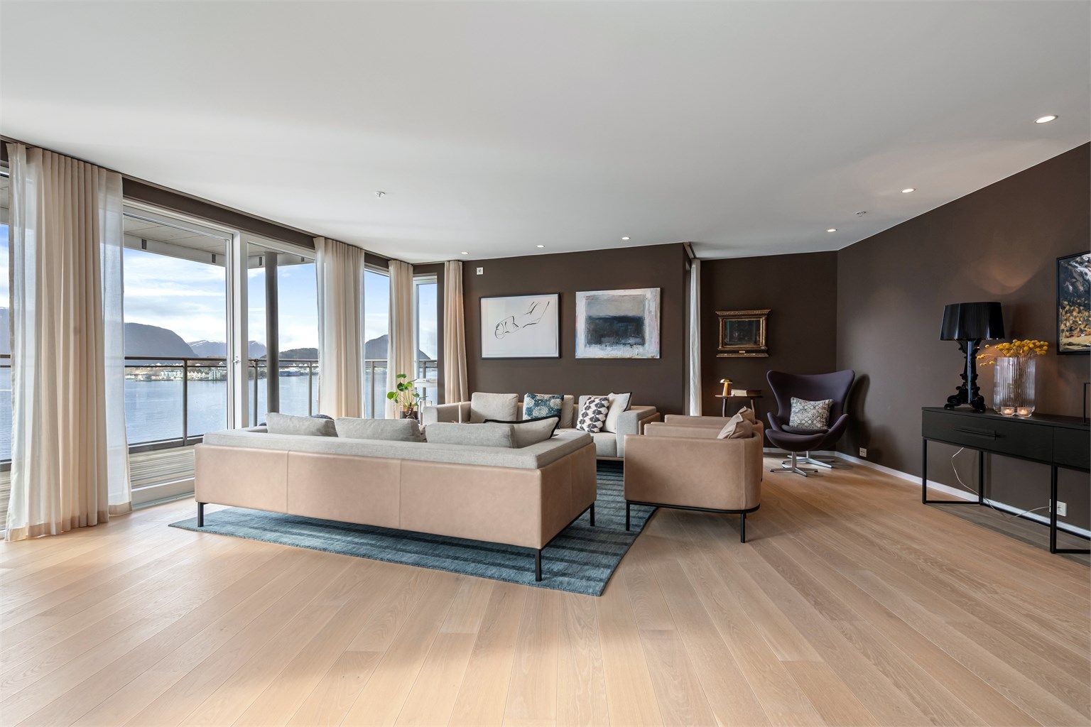 Lekker stue med store vindusflater og god plass til flere møbleringssoner