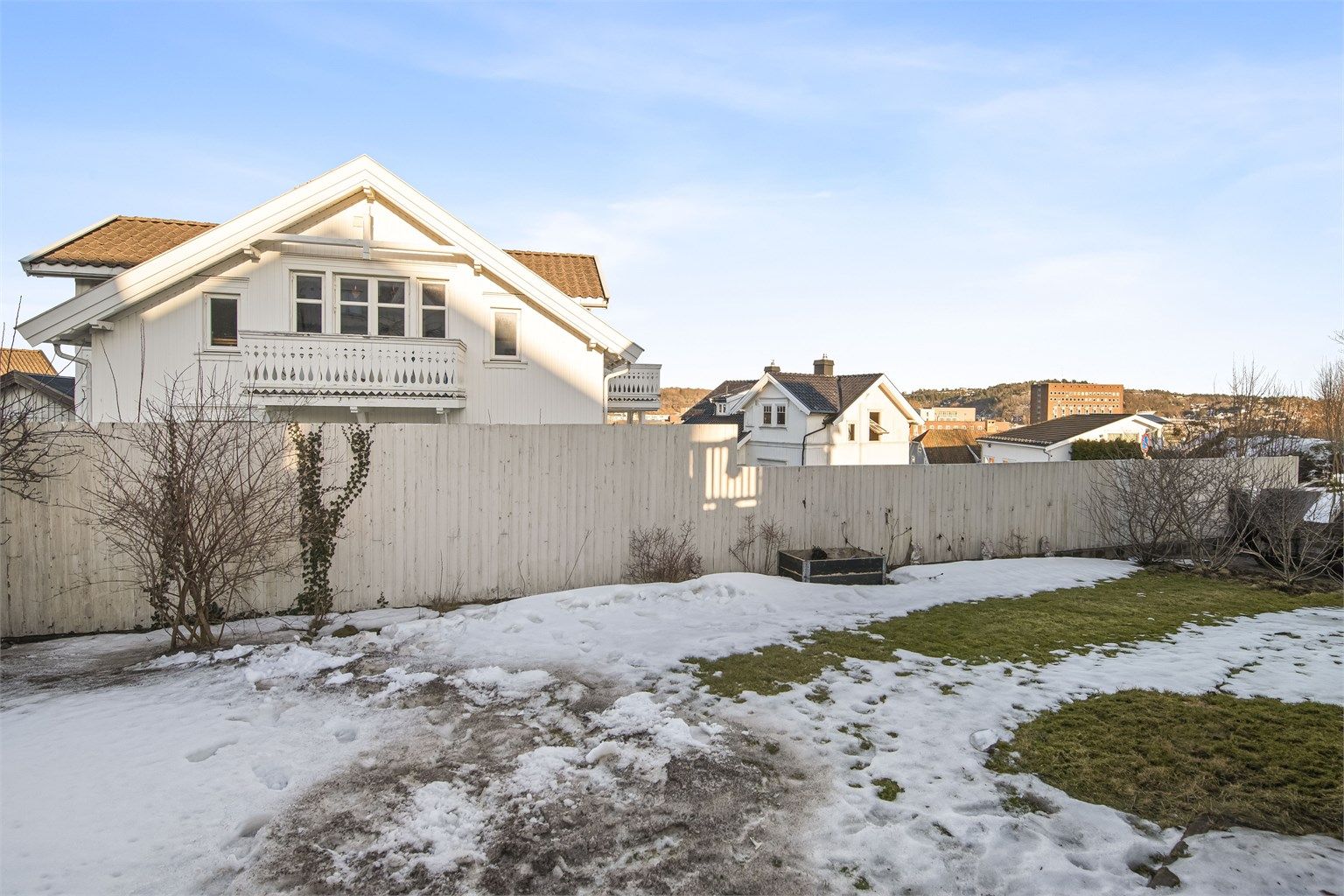 Skjermet og koselig hage. Store deler av tomten skjermet med gjerde, slik at de minste kan leke i trygge og gode omgivelser.