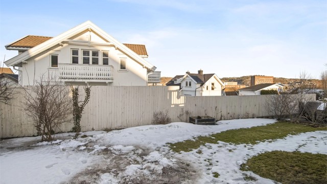 Skjermet og koselig hage. Store deler av tomten skjermet med gjerde, slik at de minste kan leke i trygge og gode omgivelser.