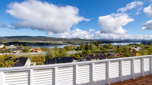 Den nordvestvendte terrassen gir gode solforhold på ettermiddagen.
