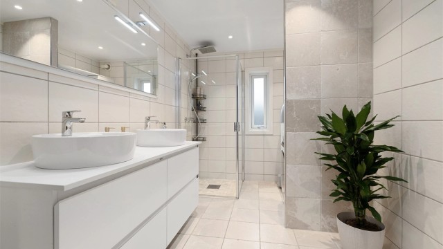 Bad i 1. etasje - rehabilitert i 2007 - flislagt gulv og vegger - gulvvarme - downlights i himling - baderomsinnredning (dobbel servant med underksap og speil) - dusjhjørne - toalett- opplegg til vaskemaskin