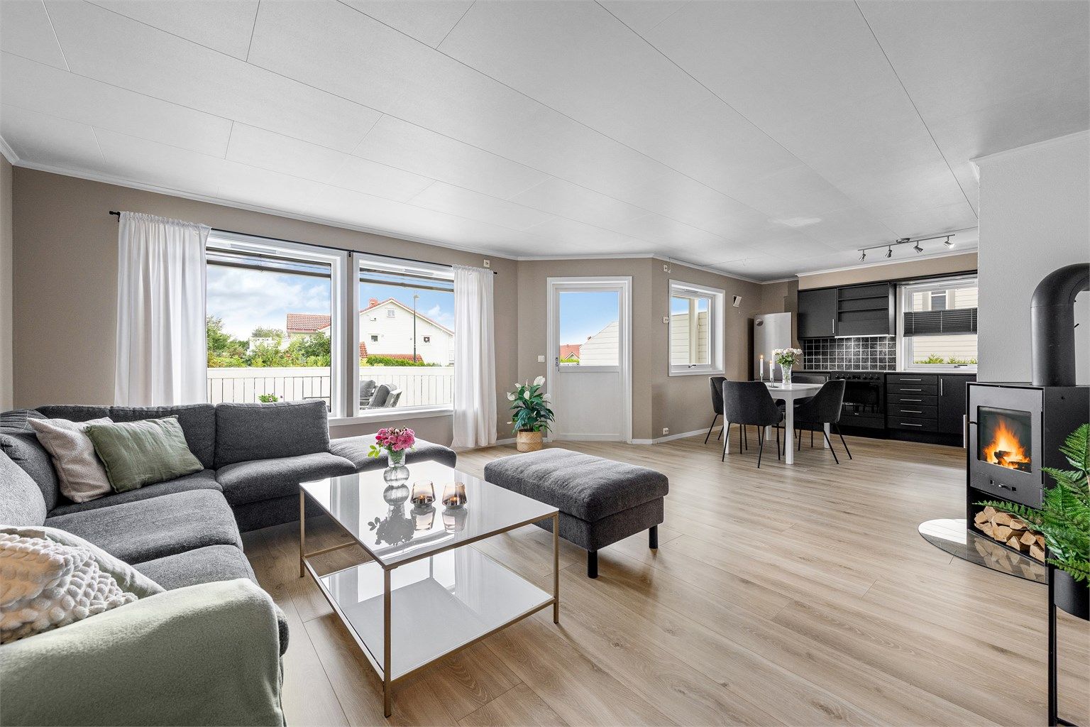 Stue og kjøkken i åpen løsning