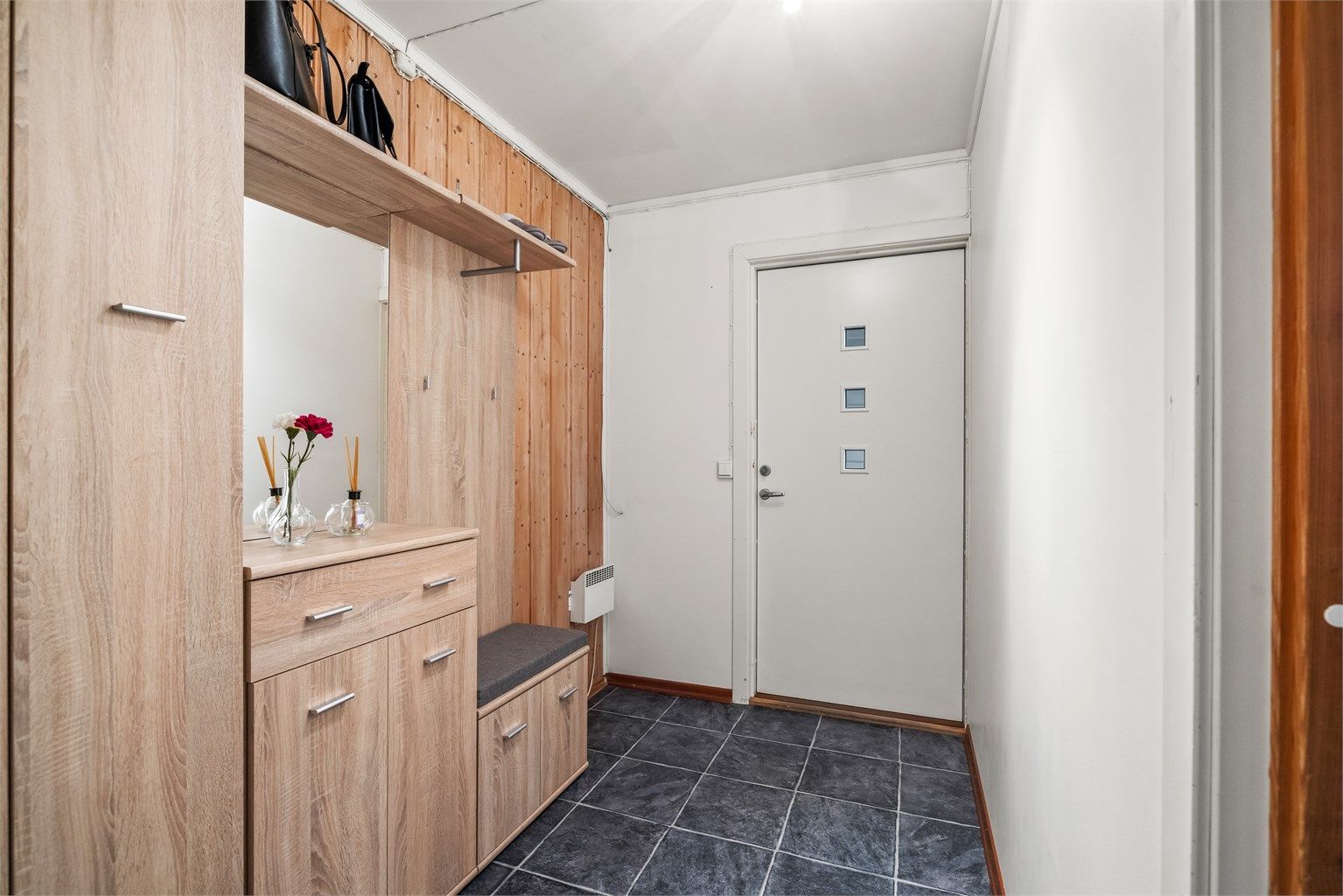 Lys entré og romslig garderobeløsning.