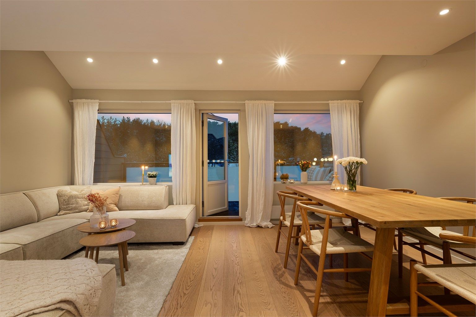 Flott og romslig stue med vindusflater som slipper inn rikelig med lys