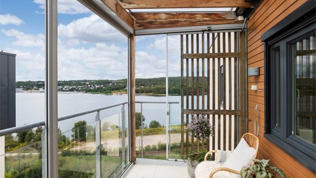 Nyt utsikten over Mossesundet fra den sydvestvendte balkongen.