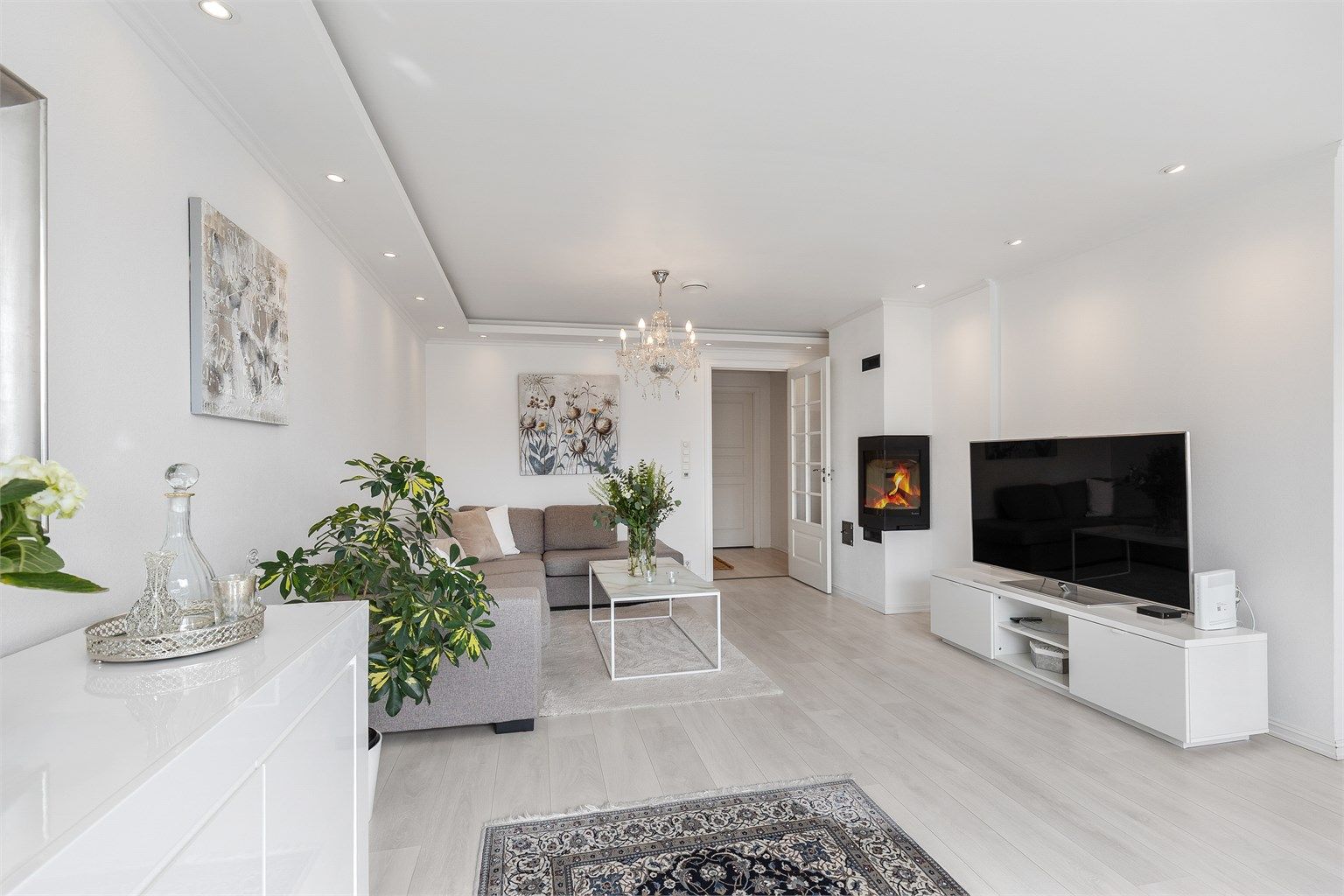 Stuen er av god størrelse med plass til sofagruppe med salongbord og en TV-seksjon. Her er det også en peis som skaper en lunt og behagelig romfølelse. 